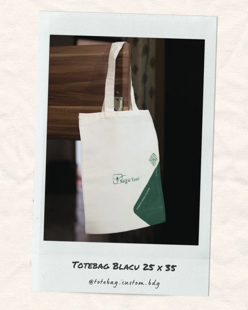 Totebag blacu putih ukuran 25x35 cm dengan sablon logo Sagu Tani, cocok untuk merchandise atau seminar kit