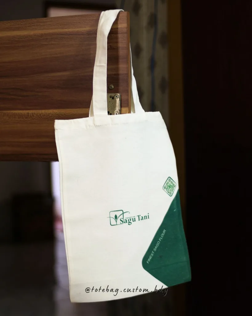 Totebag blacu putih ukuran 25x35 cm dengan sablon logo Sagu Tani, cocok untuk merchandise atau seminar kit