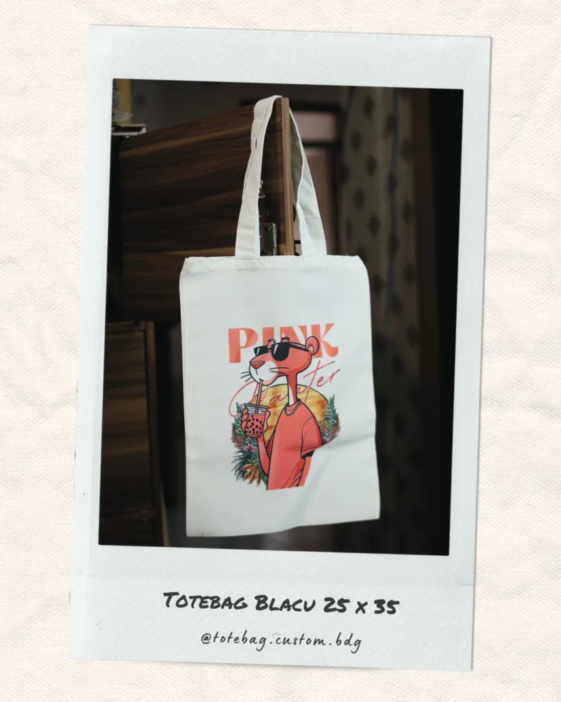 Totebag blacu custom ukuran 25x35 cm dengan desain karakter Pink Panther bergaya santai memakai kacamata dan minum boba, cocok untuk anak muda dan pecinta desain unik di Bandung