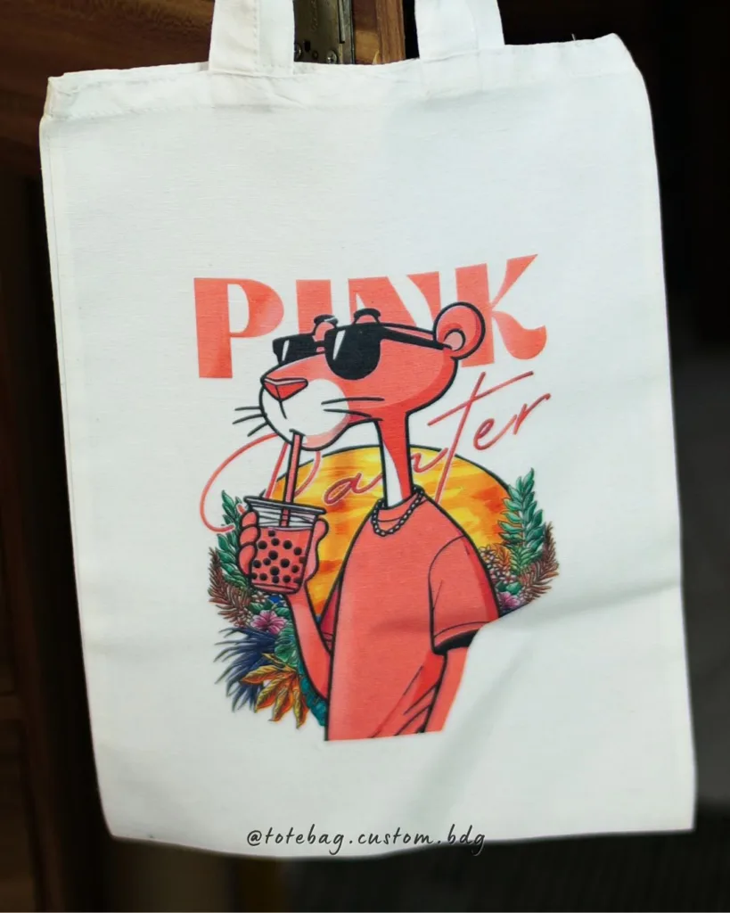 Totebag blacu custom ukuran 25x35 cm dengan desain karakter Pink Panther bergaya santai memakai kacamata dan minum boba, cocok untuk anak muda dan pecinta desain unik di Bandung