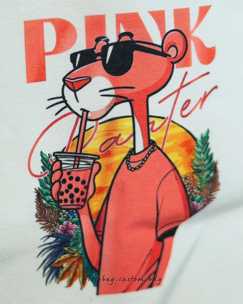 Totebag blacu custom ukuran 25x35 cm dengan desain karakter Pink Panther bergaya santai memakai kacamata dan minum boba, cocok untuk anak muda dan pecinta desain unik di Bandung