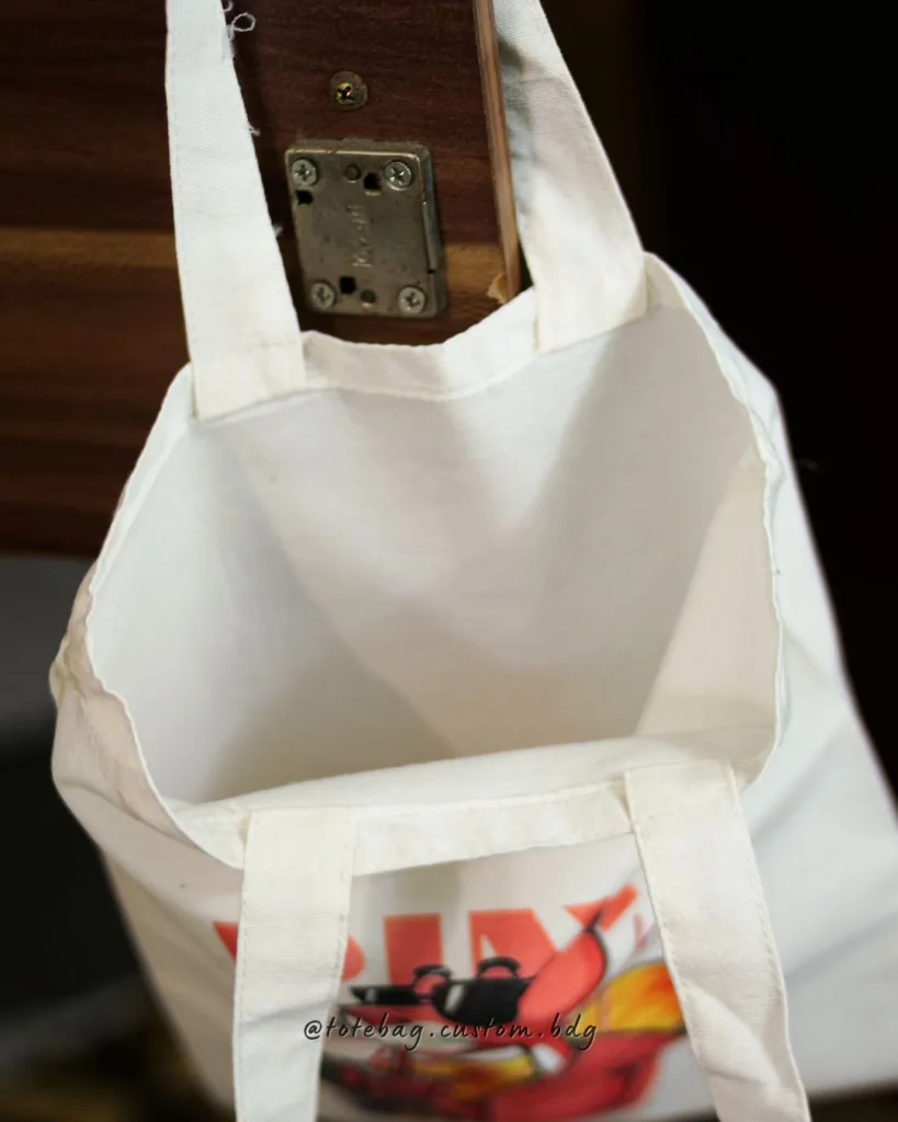 Totebag blacu custom ukuran 25x35 cm dengan desain karakter Pink Panther bergaya santai memakai kacamata dan minum boba, cocok untuk anak muda dan pecinta desain unik di Bandung